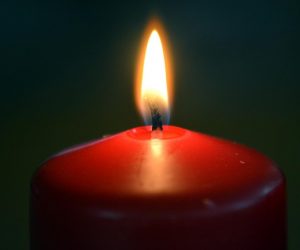 29.11.2015., Bjelovar, - Paljenje prve adventske svijece. Adventski je vijenac krug ili prsten od zimzelenog granja s cetiri svijece. Postavlja se na stol u vrijeme dosasca kao simbol iscekivanja Bozica. Svake nedjelje u dosascu pali se po jedna svijeca. Photo: Damir Spehar/PIXSELL