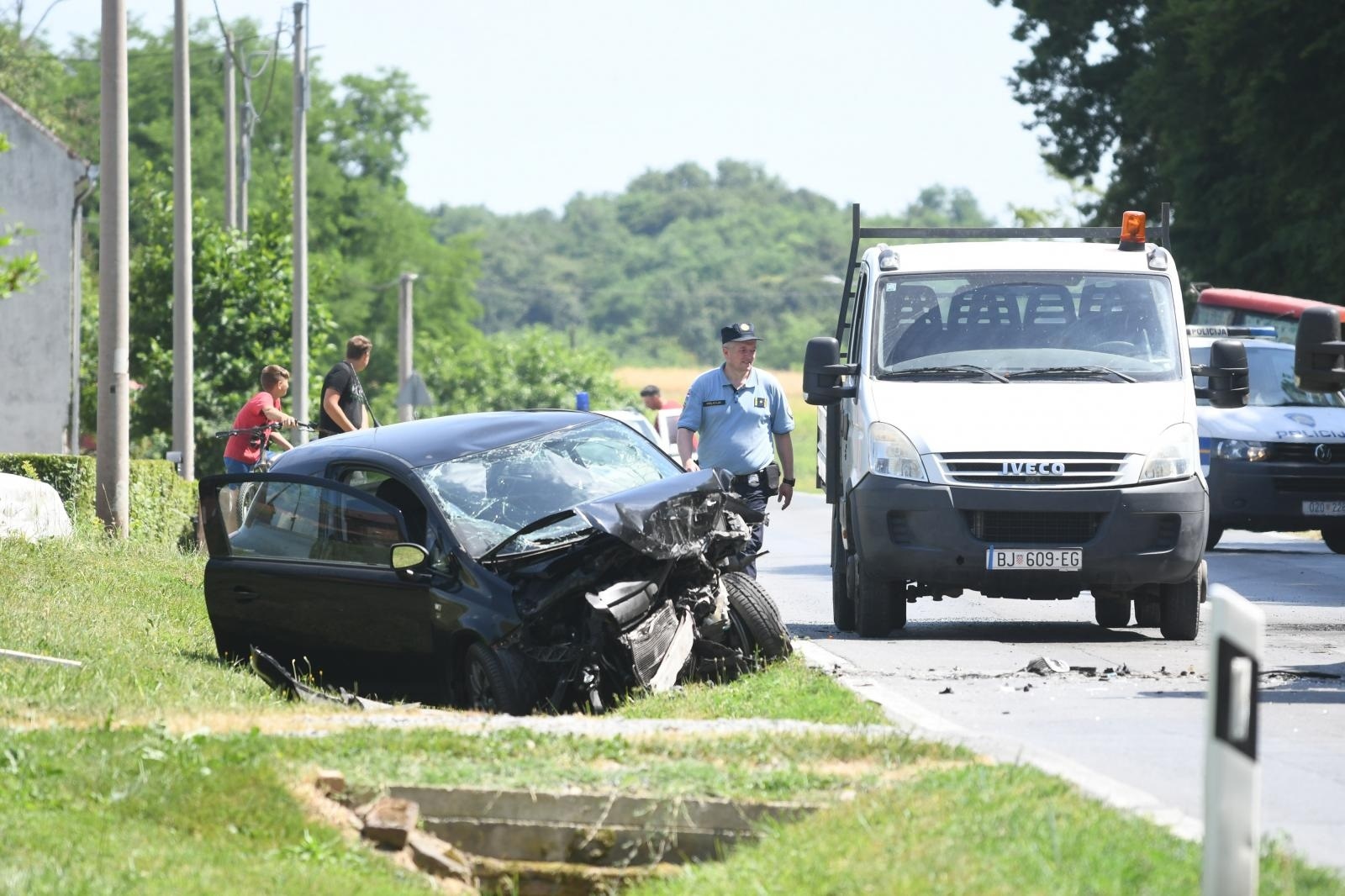 30.06.2021., Daruvar  - U prometnoj nesreci troje je ljudi ozlijedjeno nakon izravnog sudara dva automobila, pri cemu je Opel tigra u potpunosti izgorjela. Photo: Damir Spehar/PIXSELL