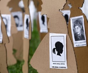31.05.2021., Sarajevo, Bosna i Hercegovina - Povodom godisnjice zlocina u Prijedoru, gdje je ubijeno i protjerano vise od 50.000 ljudi, postavljena je instalacija u Velikom parku u Sarajevu.
Photo: Armin Durgut/PIXSELL