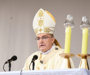 31.05.2021., Zagreb -  Ispred Zagrebacke katedrale, odrzalo se svecano euharistijsko slavlje, sveta misa u povodu blagdana zastitnice Grada Zagreba Majke Bozje od Kamenitih vrata i Dana Grada Zagreba. Kardinal Josip Bozanic. 
Photo: Luka Stanzl/PIXSELL