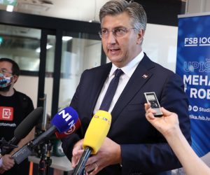 Zagreb, 28.06.2021.- Svečano otvorenje Regionalnog centra izvrsnosti za robotske tehnologije – CRTA pri Fakultetu strojarstva i brodogradnje Sveučilišta u Zagrebu. CRTA je prvi centar izvrsnosti za robotiku u Hrvatskoj, a objedinjuje laboratorije za autonomne sustave, računalnu inteligenciju i medicinsku robotiku. Na fotografiji premijer Andrej Plenković.
foto HINA/ Admir BULJUBAŠIĆ/ abu