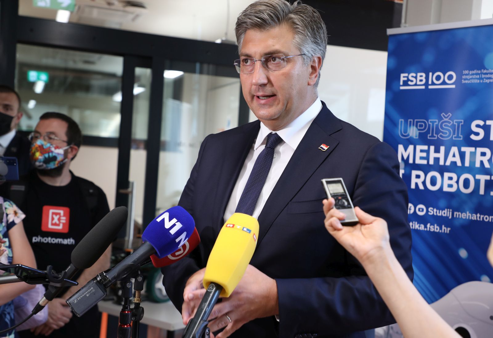Zagreb, 28.06.2021.- Svečano otvorenje Regionalnog centra izvrsnosti za robotske tehnologije – CRTA pri Fakultetu strojarstva i brodogradnje Sveučilišta u Zagrebu. CRTA je prvi centar izvrsnosti za robotiku u Hrvatskoj, a objedinjuje laboratorije za autonomne sustave, računalnu inteligenciju i medicinsku robotiku. Na fotografiji premijer Andrej Plenković.
foto HINA/ Admir BULJUBAŠIĆ/ abu