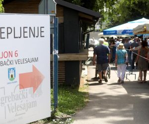 24.6.2021., Zagreb - Unatoc vrlo visokim temperaturama zraka i sparini, velika guzva u redu za cijepljenje pred Velesajmom. Photo: Zeljko Lukunic/PIXSELL