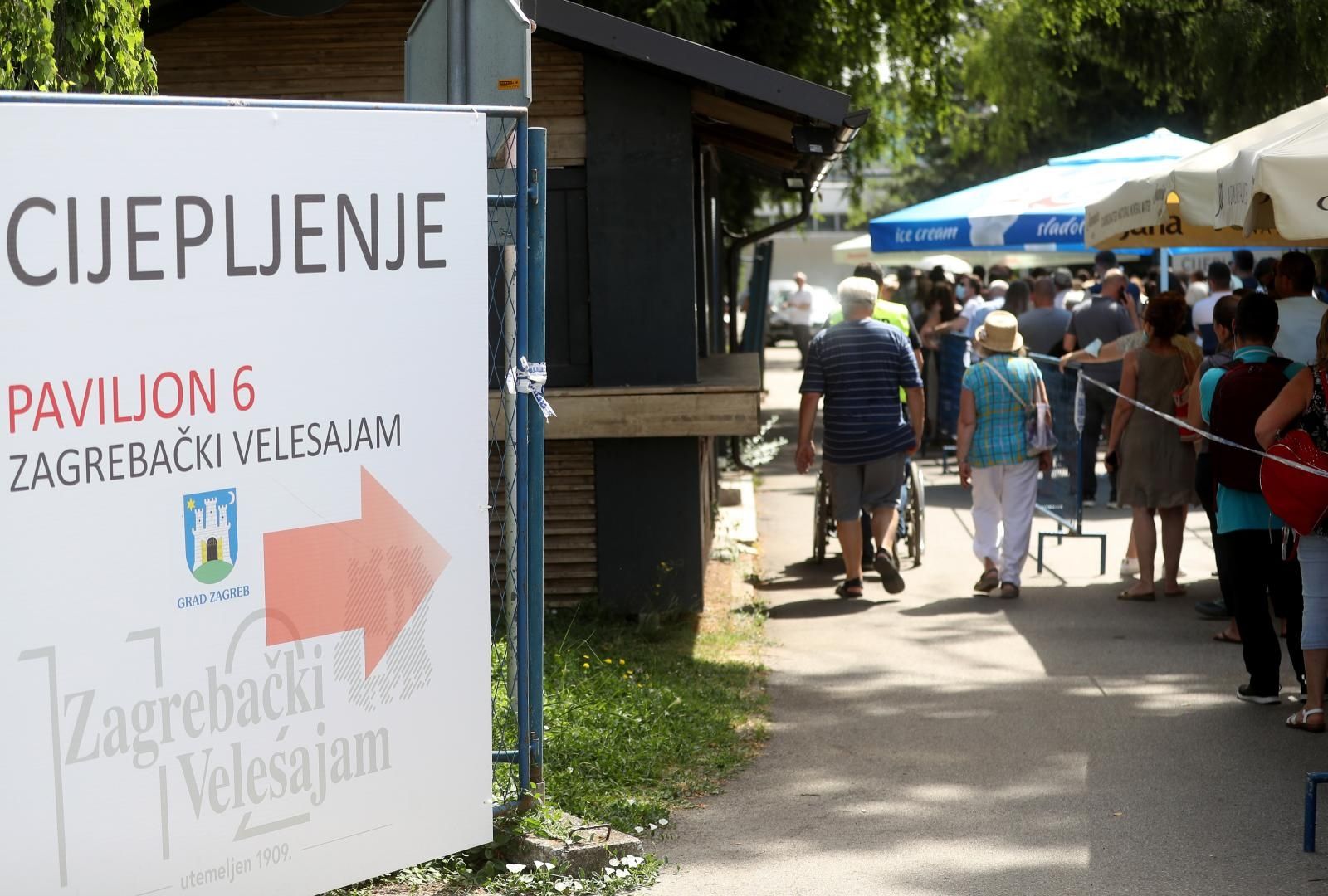 24.6.2021., Zagreb - Unatoc vrlo visokim temperaturama zraka i sparini, velika guzva u redu za cijepljenje pred Velesajmom. Photo: Zeljko Lukunic/PIXSELL