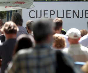 24.6.2021., Zagreb - Unatoc vrlo visokim temperaturama zraka i sparini, velika guzva u redu za cijepljenje pred Velesajmom. Photo: Zeljko Lukunic/PIXSELL