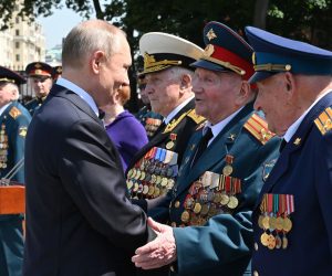 epa09292842 Russian President Vladimir Putin (C) greets veterans during a wreath-laying ceremony at the Tomb of the Unknown Soldier in the Alexandrovsky Garden near the Kremlin wall in Moscow, Russia, 22 June 2021, to commemorate those who lost their lives defending the Soviet Union against Nazi invaders. Russia marks the Day of Memory and Sorrow on 22 June.  EPA/ALEXEI NIKOLSKY/SPUTNIK/KREMLIN POOL MANDATORY CREDIT