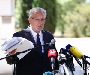 28.06.2021., Zadar - U Policijskoj upravi Zadarskoj odrzana je prezentacija projekta "Unaprjedjenje i modernizacija rada prometne policije" te demonstracija buduceg nacina rada prometne policije na terenu, a u rad je pusteno i Centralno ispisno mjesto prekrsajnog postupka u Zadru. Potpredsjednik Vlade i ministar unutarnjih poslova Davor Bozinovic Photo: Marko Dimic/PIXSELL