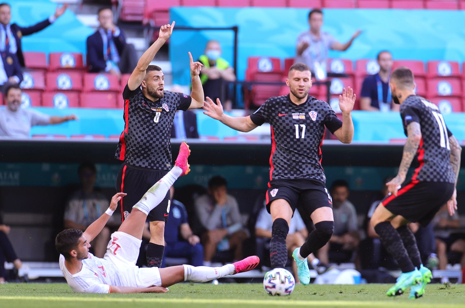 epa09308366 Ferran Torres (L) of Spain and Croatian players Mateo Kovacic (2-L) and Ante Rebic (2-R) react during the UEFA EURO 2020 round of 16 soccer match between Croatia and Spain in Copenhagen, Denmark, 28 June 2021.  EPA/Friedemann Vogel / POOL (RESTRICTIONS: For editorial news reporting purposes only. Images must appear as still images and must not emulate match action video footage. Photographs published in online publications shall have an interval of at least 20 seconds between the posting.)