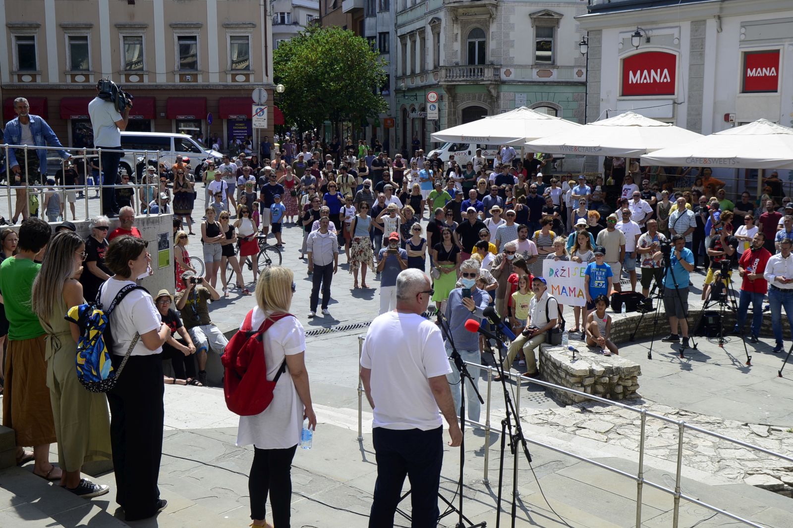 Pula, 19.6.2021.- Gotovo tisuæu graðana na skupu Podrimo novinare Glasa Istre u sreditu Pule na Portarati dalo je podrku otputenim novinarima regionalnog dnevnog lista. 
foto HIINA/ HND/ ua