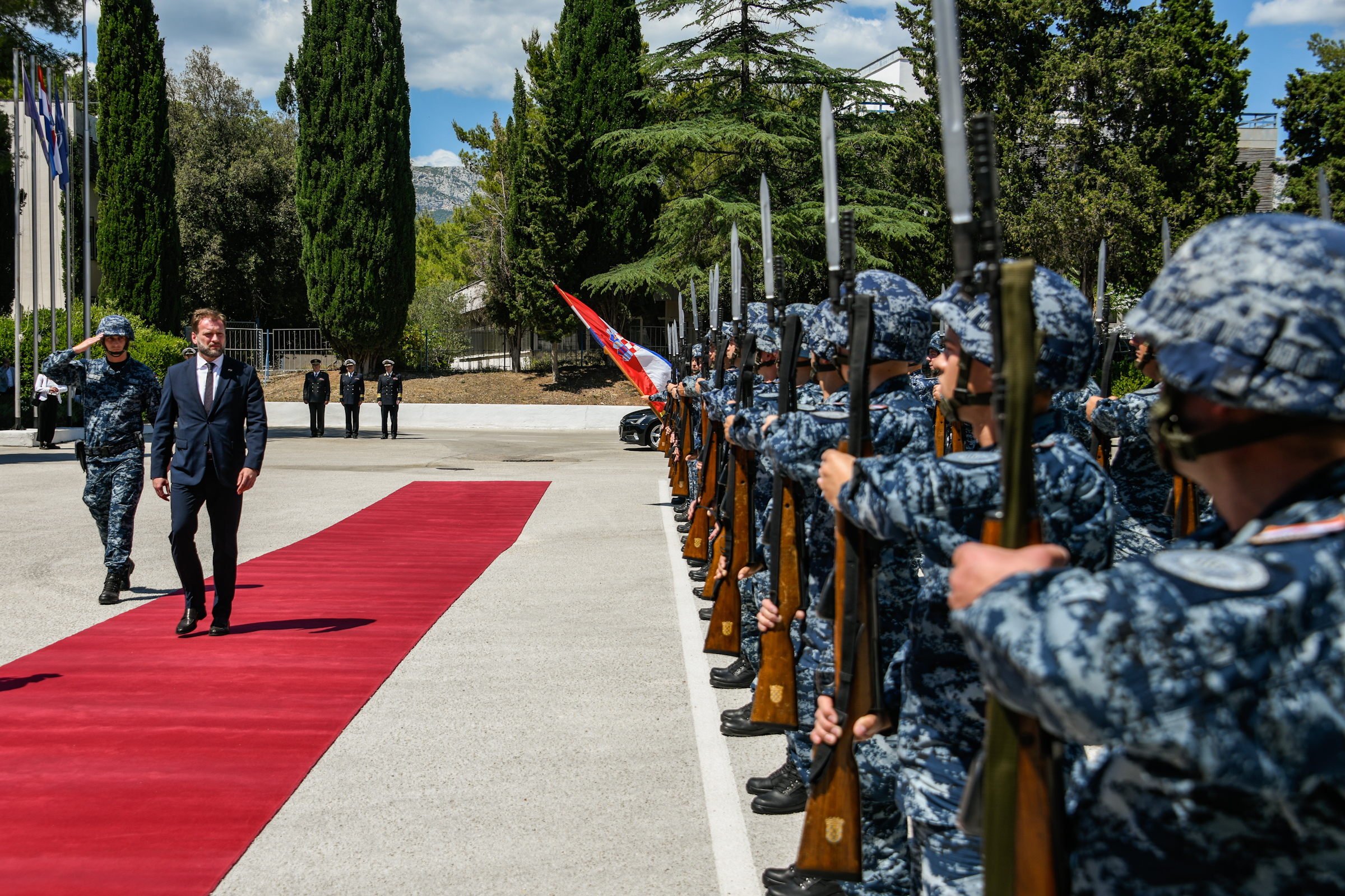 Ministar Banožić i admiral Hranj obišli obalni ophodni brod Obalne straže RH “Omiš” te sportske terene u vojarni “Admiral flote Sveto Letica-Barba” | Foto: MORH/ F. Klen
