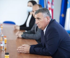 11.06.2021., Sinj - Predsjednik Milanovic polozio vijenac na spomeniku poginulim hrvatskim braniteljima u Domovinskom ratu nakon cega je odrzao sastanak s gradonacelnikom Grada Sinja i njegovim suradnicima. Na fotografiji gradonacelnik Grada Sinja Miro Bulj.
Photo: Miroslav Lelas/PIXSELL