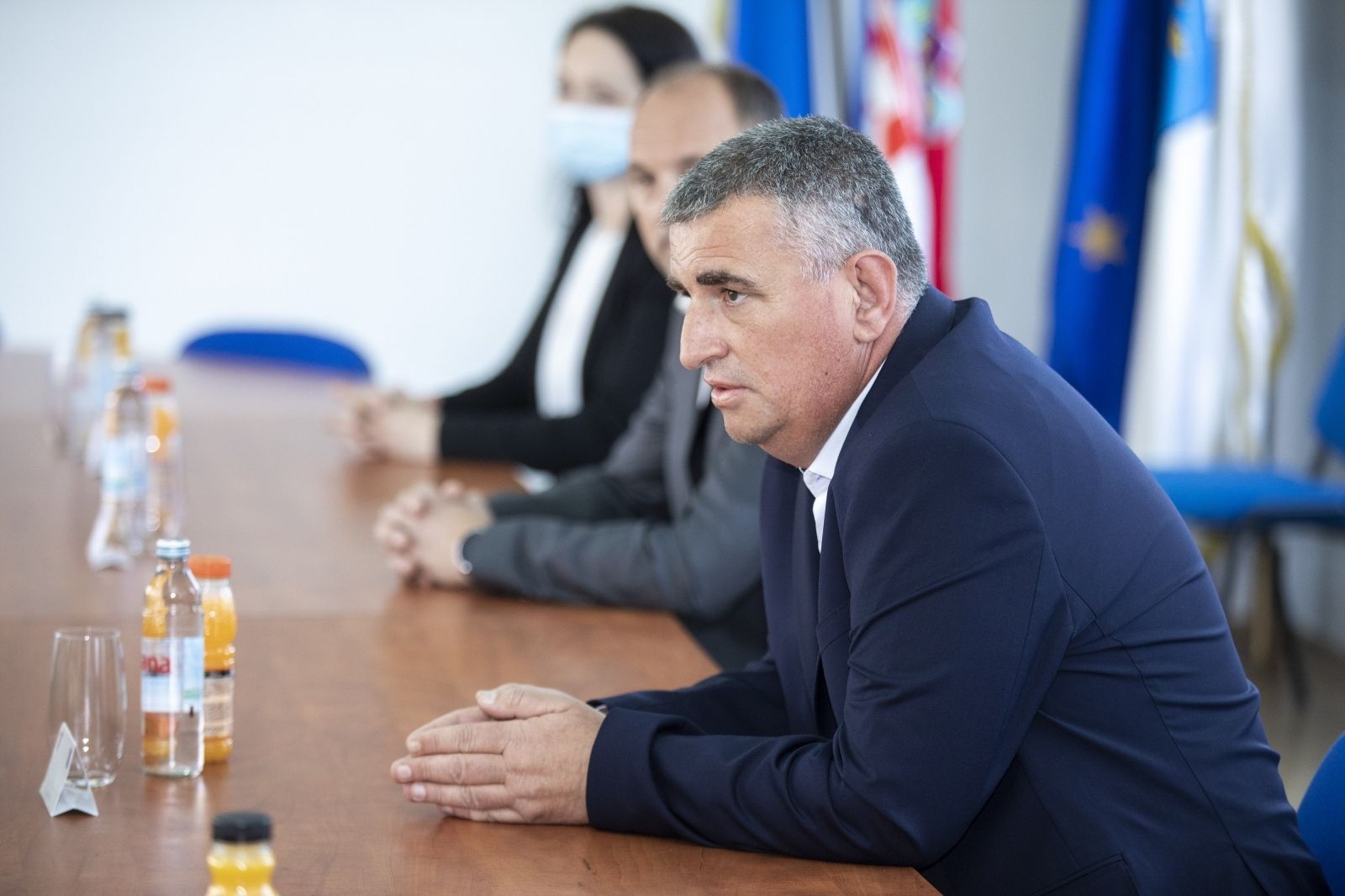 11.06.2021., Sinj - Predsjednik Milanovic polozio vijenac na spomeniku poginulim hrvatskim braniteljima u Domovinskom ratu nakon cega je odrzao sastanak s gradonacelnikom Grada Sinja i njegovim suradnicima. Na fotografiji gradonacelnik Grada Sinja Miro Bulj.
Photo: Miroslav Lelas/PIXSELL