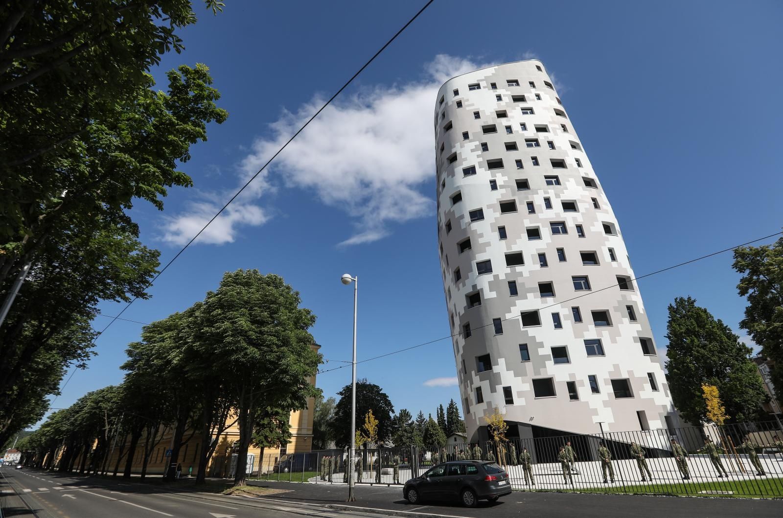 27.05.2020., Zagreb - Novosagradjeni neboder sluziti ce za smjestaj  djelatnika Ministarstva obrane te Oruzanih snaga i vojnika drugih zemalja na skolovanju u Zagrebu, smjesten je u jugoistocnom dijelu Hrvatskog vojnog ucilista. Photo: Robert Anic/PIXSELL
