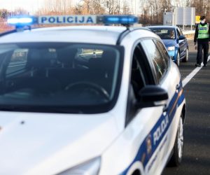 23.12.2020., Lekenik - Policija kontrolira propusnice na izlazu s autoceste prema Sisku kod Lekenika. Od danas je na snazi zabrana napustanja zupanija koja ce trajati do 8. sijecnja iduce godine. Za putovanje iz zupanije u kojoj gradjani imaju prijavljeno prebivaliste ili boraviste u drugu zupaniju potrebno je imati propusnicu koju izdaje Nacionalni stozer civilne zastite. Photo: Marin Tironi/PIXSELL