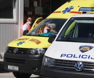 30.05.2021., Sibenik - Zbog prometne nesreca koja se rano jutros dogodila na autocesti Zagreb-Split, a kojoj su navodno sudjelovali migranti veci broj policijskih sluzbenika Sibensko-kninske zupanije ispred sibenske bolnice.
Photo: Hrvoje Jelavic/PIXSELL