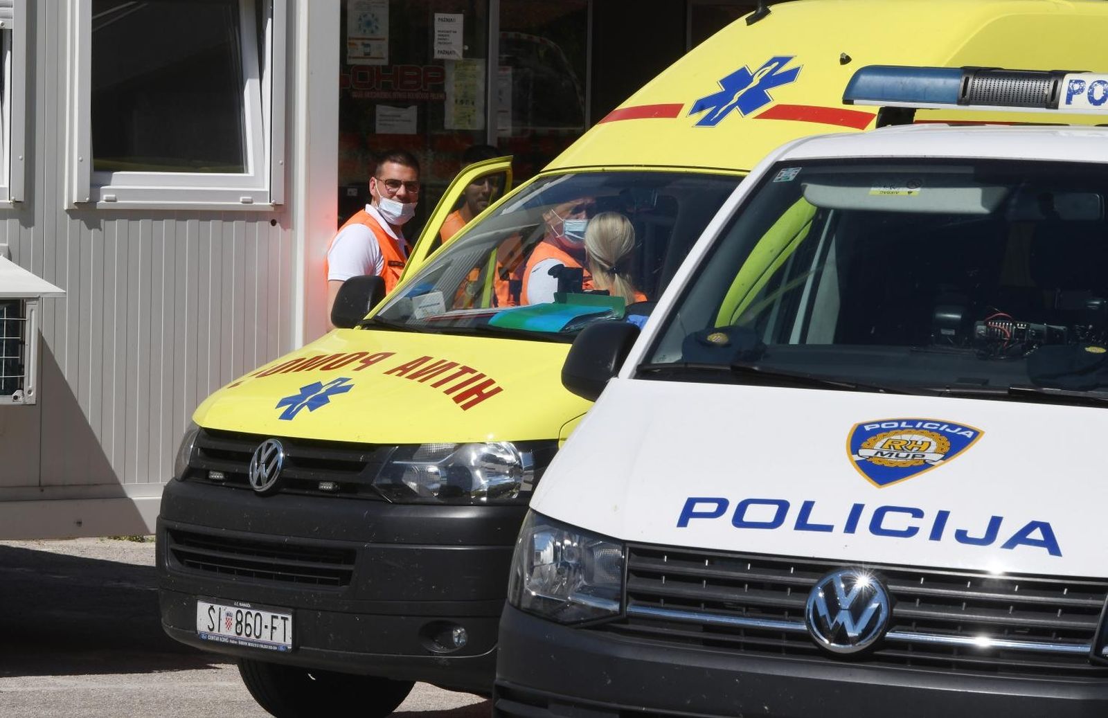30.05.2021., Sibenik - Zbog prometne nesreca koja se rano jutros dogodila na autocesti Zagreb-Split, a kojoj su navodno sudjelovali migranti veci broj policijskih sluzbenika Sibensko-kninske zupanije ispred sibenske bolnice.
Photo: Hrvoje Jelavic/PIXSELL