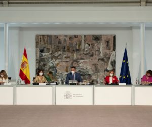 epa09310166 A handout photo made available by the Spanish Government Press Office shows Prime Minister Pedro Sanchez (C) next to Deputy Prime Ministers Yolanda Diaz (L), Carmen Calvo (2-L), Nadia Calvino (2-R) and Teresa Ribera (R) during the cabinet meeting held at Moncloa Palace in Madrid, Spain, 29 June 2021.  EPA/BORJA PUIG DE LA BELLACA HANDOUT MANDATORY CREDIT HANDOUT EDITORIAL USE ONLY/NO SALES