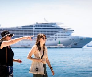 18.06.2021., Split - Najveci kruzer koji je do sada posjetio Split, luksuzni MSC Splendida uplovio je jutros u splitsku luku. Dug je 333 metra, a na njemu boravi oko 1000 putnika i oko 850 clanova posade.
Photo: Milan Sabic/PIXSELL