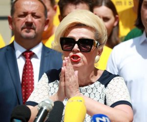 03.06.2020., Zagreb - Trg Petra Preradovica. Zivi zid i Promijenimo Hrvatsku predstavili su politicku platformu pod imenom "Dosta pljacke" za predstojece parlamentarne izbore. Slogan koalicije je beskompromisno. Vesna Balenovic Photo: Sanjin Strukic/PIXSELL