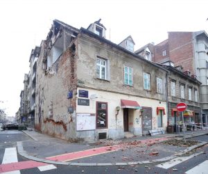 11.02.2021., Zagreb - Kuca koja je postala simbol potresa u Zagrebu nalazi se na uglu Djordiceve i Petrinjske ulice. Ona predstavlja sve vecu opasnost a svakim danom je i u sve losijem stanju. Tako se ovih dana moze vidjeti veca kolicina cigle, crijepa i ostalih dijelova kuce kako je pala na samu ulicu. Photo: Sanjin Strukic/PIXSELL