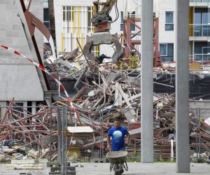 epa09284873 Firefighters work in the rubbles of a building that partially collapsed, killing at least two persons in the 'Nieuw Zuid' quarter in Antwerp, Belgium, 19 June 2021. At least two people were killed and dozens have been injured after a building that was under construction collapsed on a building site in the Nieuw Zuid area of Antwerp.  EPA/JULIEN WARNAND