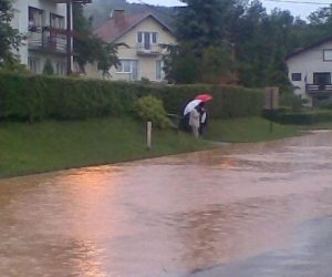 Karlovac, 6.6.2008 - Zbog obilnih kia sustav odvodnje oborinskih voda optereæen je velikom broju hrvatskih gradova. U Karlovcu su u èetvrtak i petak kritiène toèke bile Maèekova, porerova, Ljubljanska ulica, Borlin Gaj i Ilovac (na slici) gdje je bilo i povremenih prekida prometa i ispumpavanja vode s prometnica.
foto FaH/ Vesna HORVAT