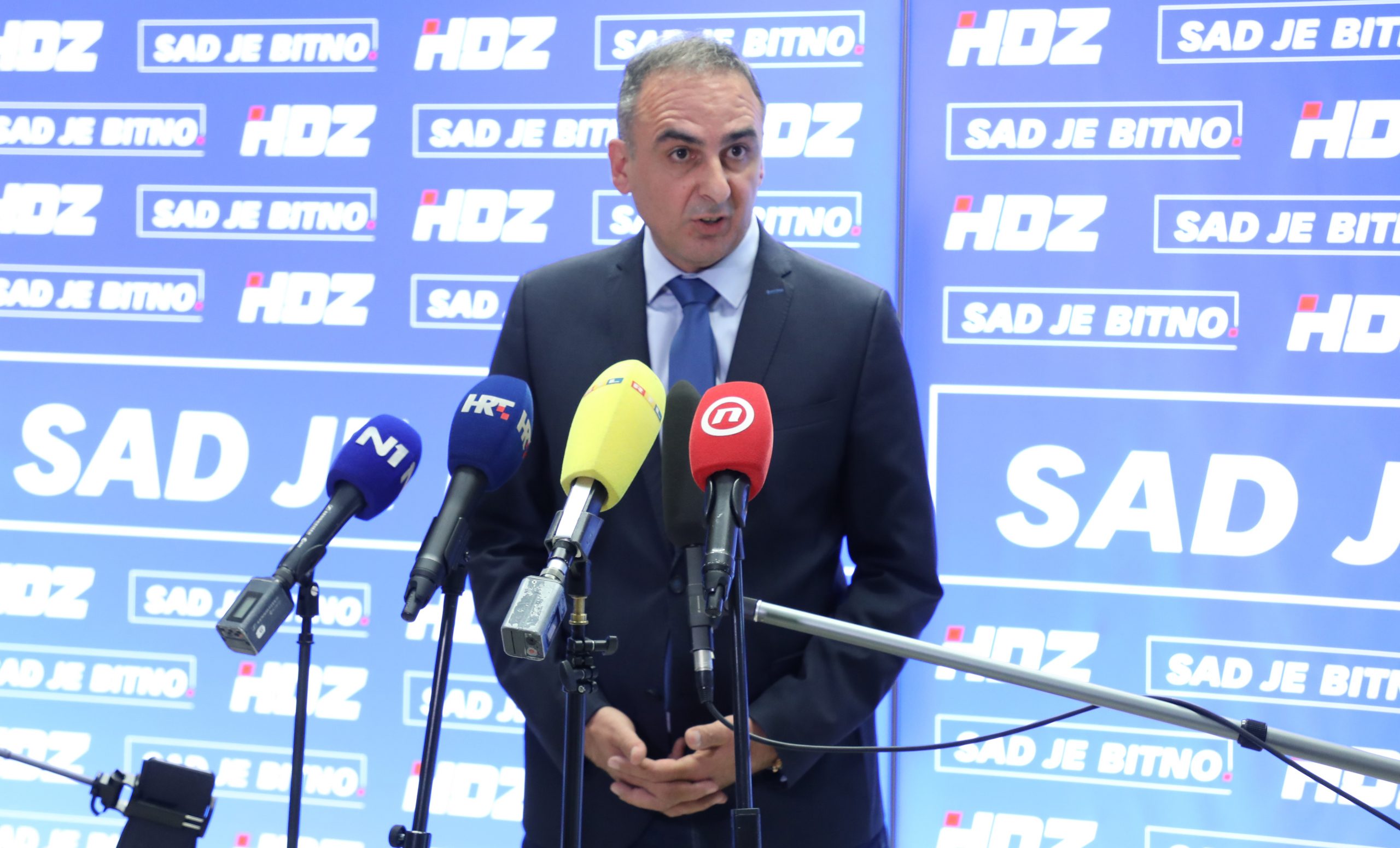 Zagreb, 07.06.2021.- Zajednička sjednica Predsjedništva i Nacionalnog vijeća HDZ-a. Na fotografiji Mario Kapulica komentira posljednje izjave predsjednika Zorana Milanovića.
foto HINA/ Admir BULJUBAŠIĆ/ abu