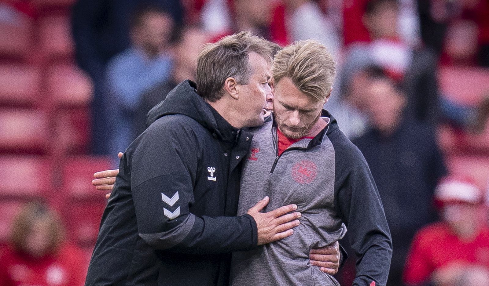 epa09265954 Denmark head coach Kasper Hjulmand (L) and captain Simon Kjaer (R) react dejected after losing the UEFA EURO 2020 group B preliminary round soccer match between Denmark and Finland in Copenhagen, Denmark, 12 June 2021.  EPA/Liselotte Sabroe  DENMARK OUT - (RESTRICTIONS: For editorial news reporting purposes only. Images must appear as still images and must not emulate match action video footage. Photographs published in online publications shall have an interval of at least 20 seconds between