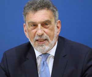 Zagreb, 24.06.2021. - Potpisan program suradnje između Hrvatske i Mađarske u područjima obrazovanja i znanosti za razdoblje 2021.-2025. Na fotografiji ministar znanosti i obrazovanja RH Radovan Fuchs. foto HINA/ Lana SLIVAR DOMINIĆ/ lsd