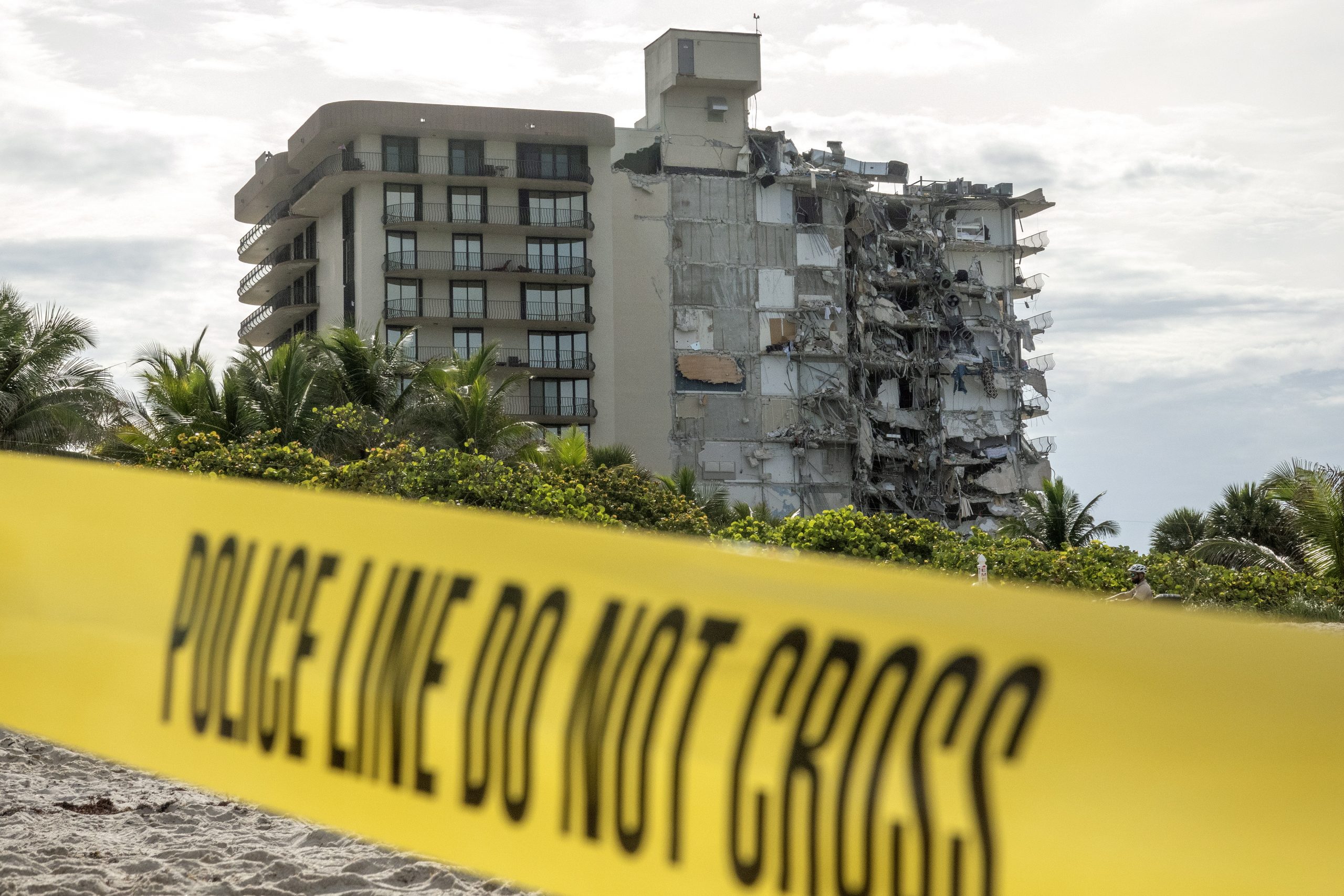 epaselect epa09299838 View of a 12-story condominium building that partially collapsed in Surfside, Florida, USA, 24 June 2021. Miami-Dade Fire Rescue officials said more than 80 units responded to the collapse at the condominium building near 88th Street and Collins Avenue just north of Miami Beach around 2 a.m. There are currently 99 people unaccounted for.  EPA/CRISTOBAL HERRERA-ULASHKEVICH