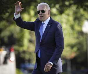 epa09301985 US President Joe Biden waves as he walks on the South Lawn of the White House before boarding Marine One in Washington, DC, USA, 25 June 2021 for a trip to Camp David.  EPA/Oliver Contreras / POOL