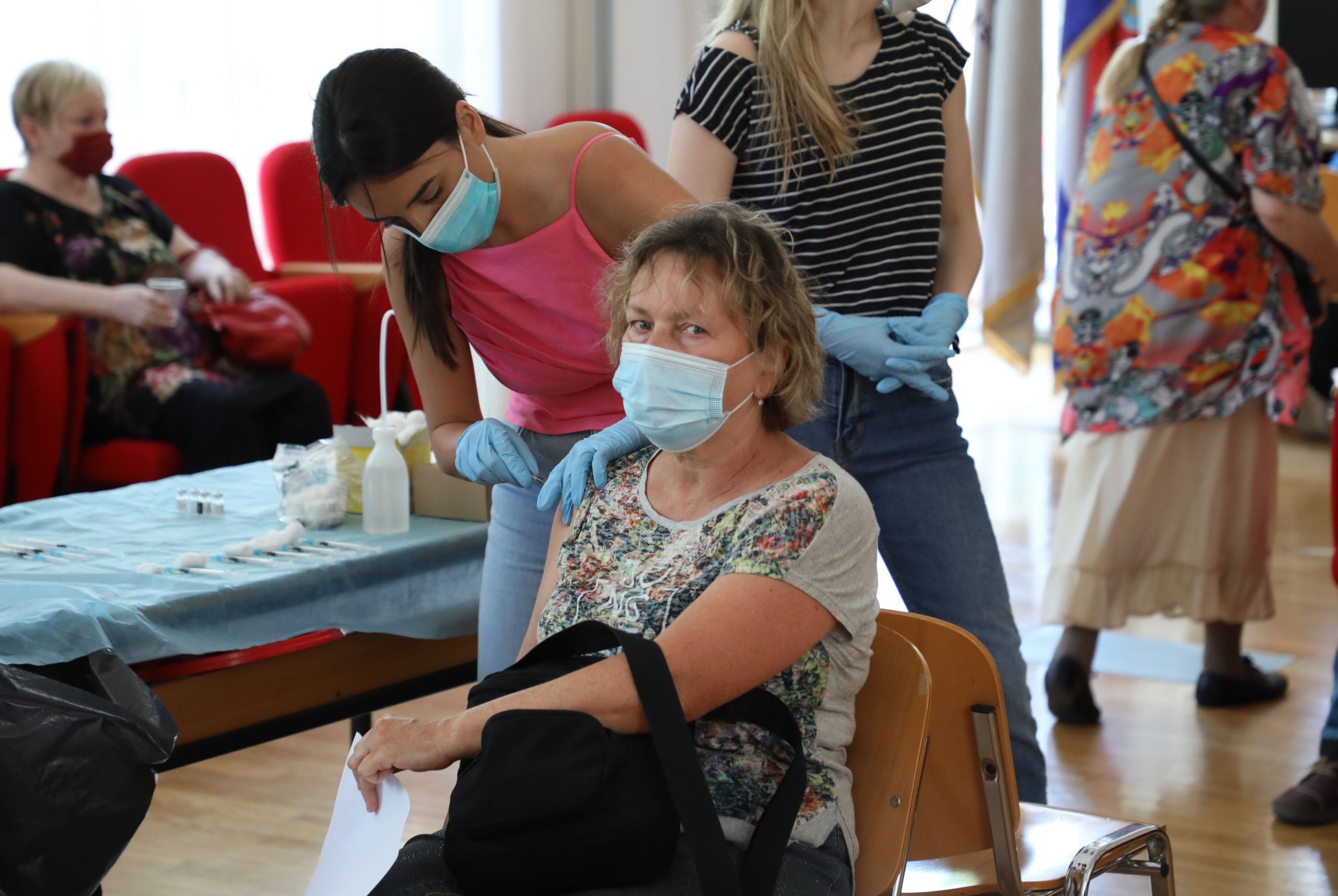 Zagreb, 28.06.2021.- U razdoblju od 28. do 30. lipnja, Hrvatski zavod za javno zdravstvo i Medicinski fakultet Sveučilišta u Zagrebu također organiziraju cijepljenje bez prethodne najave isključivo prvom dozom cjepiva na sljedećem punktu: Škola narodnog zdravlja „dr. Andrija Štampar“, Rockefellerova 4, prema sljedećem rasporedu: Ponedjeljak, 28. lipnja i utorak, 29. lipnja od 9 do 15 sati. 
foto HINA/ Admir BULJUBAŠIĆ/ abu