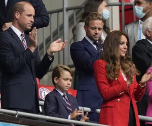 epa09311178 Britain's Prince William (L), his wife Catherine (R), Duchess of Cambridge and their son Prince George (C) before the UEFA EURO 2020 round of 16 soccer match between England and Germany in London, Britain, 29 June 2021.  EPA/Frank Augstein / POOL (RESTRICTIONS: For editorial news reporting purposes only. Images must appear as still images and must not emulate match action video footage. Photographs published in online publications shall have an interval of at least 20 seconds between the posting.)