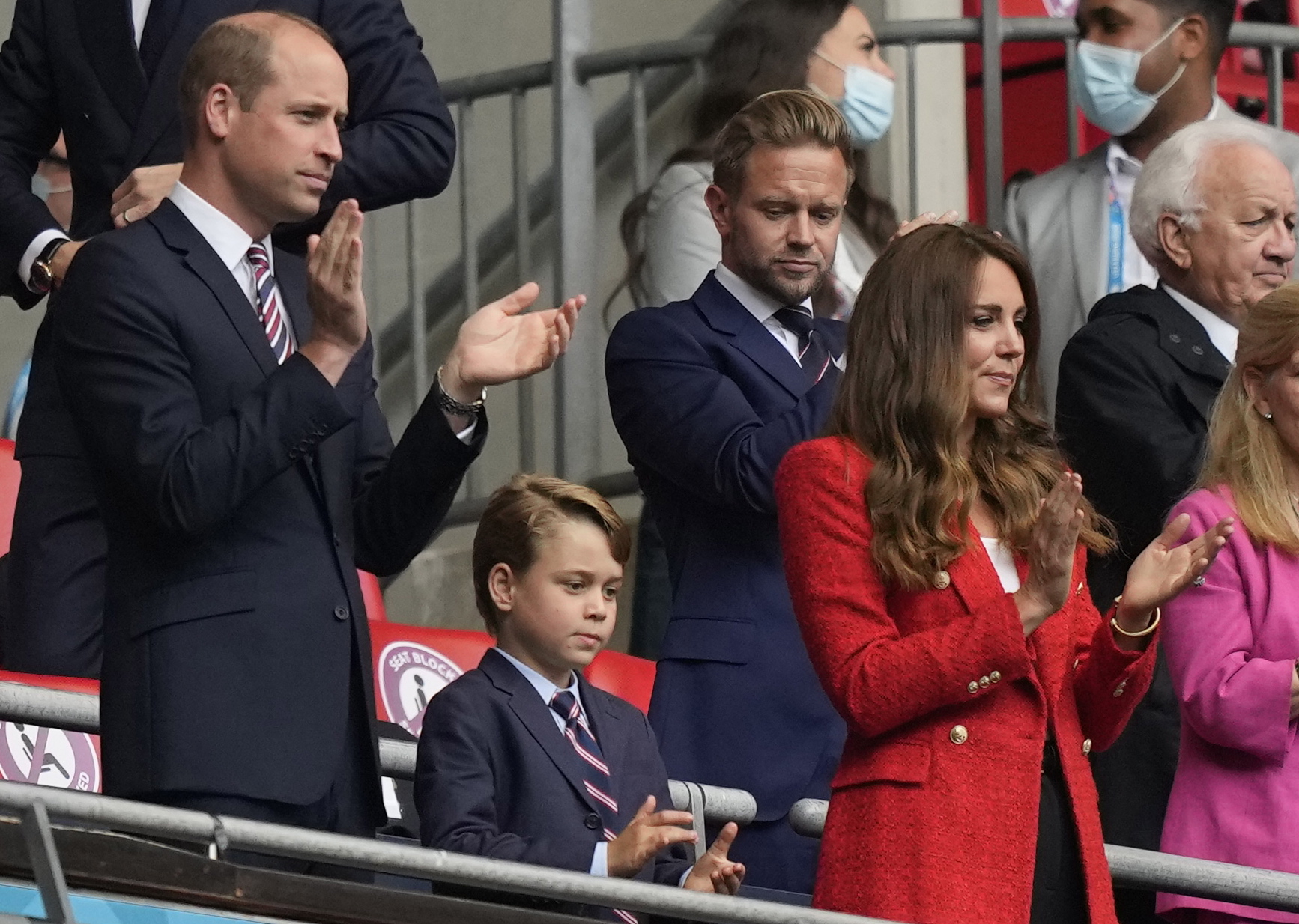epa09311178 Britain's Prince William (L), his wife Catherine (R), Duchess of Cambridge and their son Prince George (C) before the UEFA EURO 2020 round of 16 soccer match between England and Germany in London, Britain, 29 June 2021.  EPA/Frank Augstein / POOL (RESTRICTIONS: For editorial news reporting purposes only. Images must appear as still images and must not emulate match action video footage. Photographs published in online publications shall have an interval of at least 20 seconds between the posting.)