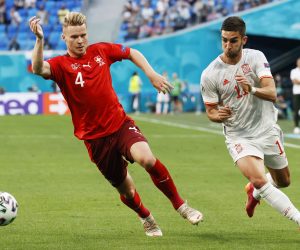 epa09318303 Ferran Torres of Spain in action against Nico Elvedi (L) of Switzerland during the UEFA EURO 2020 quarter final match between Switzerland and Spain in St.Petersburg, Russia, 02 July 2021.  EPA/Anatoly Maltsev / POOL (RESTRICTIONS: For editorial news reporting purposes only. Images must appear as still images and must not emulate match action video footage. Photographs published in online publications shall have an interval of at least 20 seconds between the posting.)