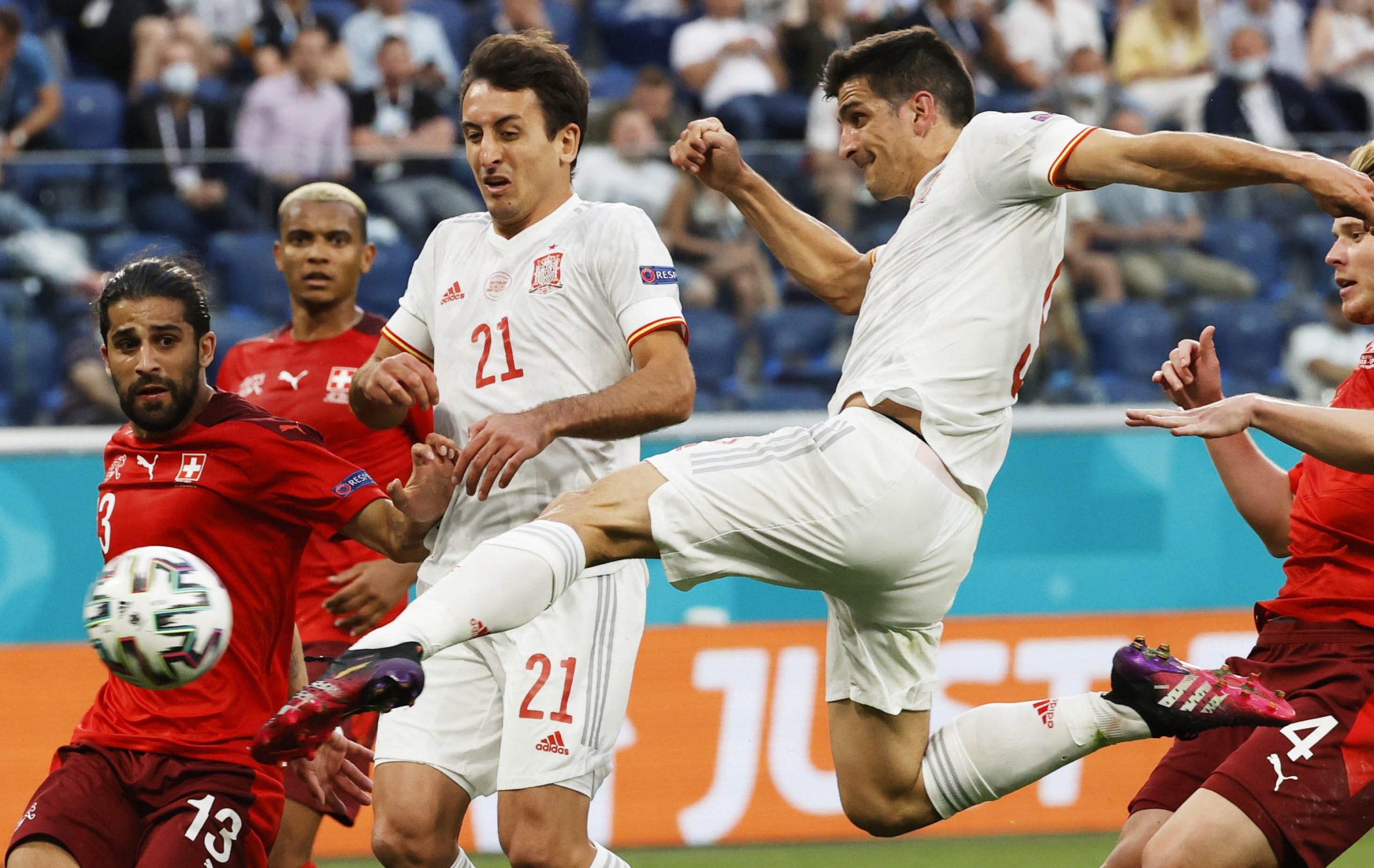 epa09318621 Gerard Moreno of Spain takes a shot at goal during the UEFA EURO 2020 quarter final match between Switzerland and Spain in St.Petersburg, Russia, 02 July 2021.  EPA/Anatoly Maltsev / POOL (RESTRICTIONS: For editorial news reporting purposes only. Images must appear as still images and must not emulate match action video footage. Photographs published in online publications shall have an interval of at least 20 seconds between the posting.)