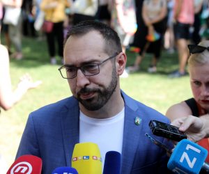 Zagreb, 03.07.2021. - Dvadeseta Povorka ponosa LGBTIQ zajednice, osoba i duginih obitelji Zagreb Pridea održava se pod geslom "Prajd zauvijek!“. Povorka ponosa započela je okupljanjem u 14 sati na Rooseveltovom trgu ispred Mimare. Na fotografiji gradonačelnik Zagreba Tomislav Tomašević.
foto HINA/ Admir BULJUBAŠIĆ/ ml