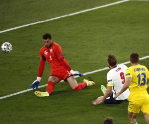 epa09321145 Harry Kane (C) of England scores the opening goal during the UEFA EURO 2020 quarter final match between Ukraine and England in Rome, Italy, 03 July 2021.  EPA/Alessandro Garafallo / POOL (RESTRICTIONS: For editorial news reporting purposes only. Images must appear as still images and must not emulate match action video footage. Photographs published in online publications shall have an interval of at least 20 seconds between the posting.)