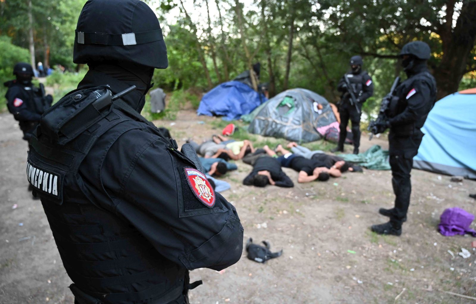Brograd, 04.07.2021. - Srbijanska policija otkrila je ilegalni kamp migranata na sjeveru zemlje nedaleko od granice s Mađarskom i u nedjelju ujutro izvela akciju u kojoj je otkriveno i nekoliko osoba osumnjičenih za krijumčarenje ljudi i druga kaznena djela. 
foto HINA/ MUP Srbije