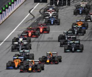 epa09322160 British Formula One driver Lando Norris (bottom-L) of McLaren, Dutch Formula One driver Max Verstappen (bottom-C) and teammate Mexican Formula One driver Sergio Perez (bottom-R) of Red Bull Racing in action during the Formula One Grand Prix of Austria at the Red Bull Ring in Spielberg, Austria, 04 July 2021.  EPA/CHRISTIAN BRUNA