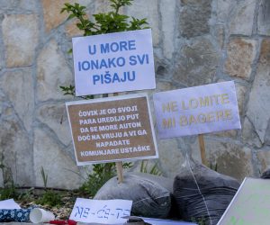 Brela, 04.07.2021. - U uvali Vruja odrzan je Festival bespravne gradnje i devastacije prirode kao prosvjed za očuvanje Vruje od ilegalnih radova.
foto HINA/ Miroslav LELAS/ lm