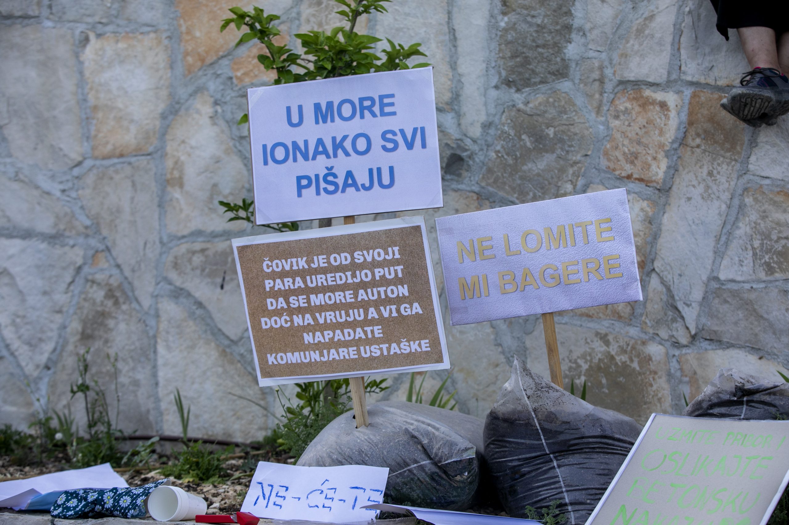 Brela, 04.07.2021. - U uvali Vruja odrzan je Festival bespravne gradnje i devastacije prirode kao prosvjed za očuvanje Vruje od ilegalnih radova.
foto HINA/ Miroslav LELAS/ lm