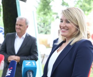 Zagreb, 05.07.2021. - Hrvatska udruga turizma (HUT) predstavila je  projekt "Tisuću učenika, milijun doživljaja" u sklopu kojeg će uz podršku Ministarstva turizma i sporta te još nekoliko ministarstava pokreće projekt omogućiti odmor u 12 hotelskih grupacija za više od tisuću učenika i profesora iz 13 škola s područja pogođenih potresom Sisačko-moslavačke županije. Na fotogafiji Veljko direktor Hrvtske udruge turizma Veljko Ostojić, ministrica Nikolina Brnjac.
foto HINA/ Admir BULJUBAŠIĆ/ abu