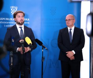 Zagreb, 05.07.2021. - Ministarstvo gospodarstva i odrivog razvoja æe na konferenciji za novinare izvijestiti o poèetku projekta PVMax, u sklopu kojega se planiraju investicije u najmanje 100 MW integriranih fotonaponskih elektrana u Hrvatskoj u ukupnom iznosu od preko 500 milijuna kuna. Ukupna vrijednost projekta iznosi 1,98 milijuna eura. Na konferenciji su govorili ministar gospodarstva i odrivog razvoja Tomislav Æoriæ (L)  i ravnatelj REGEA-e Julije Domac (D). foto HINA /Zvonimir KUHTIÆ/ zk