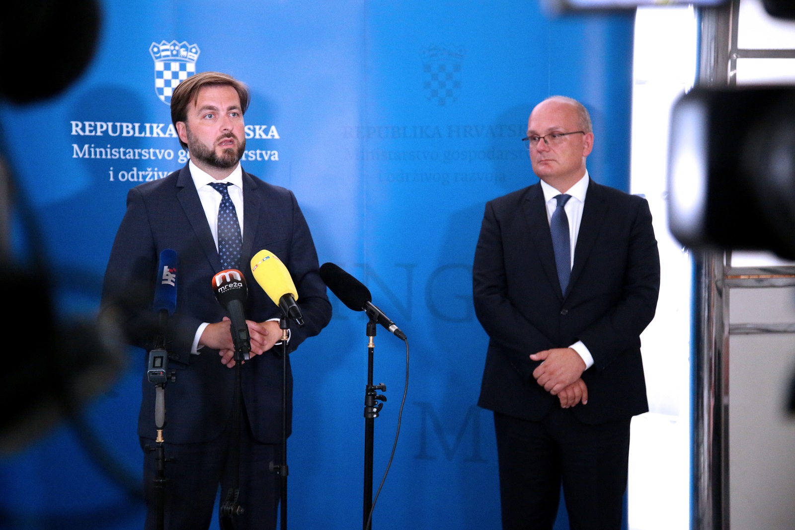 Zagreb, 05.07.2021. - Ministarstvo gospodarstva i odrivog razvoja æe na konferenciji za novinare izvijestiti o poèetku projekta PVMax, u sklopu kojega se planiraju investicije u najmanje 100 MW integriranih fotonaponskih elektrana u Hrvatskoj u ukupnom iznosu od preko 500 milijuna kuna. Ukupna vrijednost projekta iznosi 1,98 milijuna eura. Na konferenciji su govorili ministar gospodarstva i odrivog razvoja Tomislav Æoriæ (L)  i ravnatelj REGEA-e Julije Domac (D). foto HINA /Zvonimir KUHTIÆ/ zk