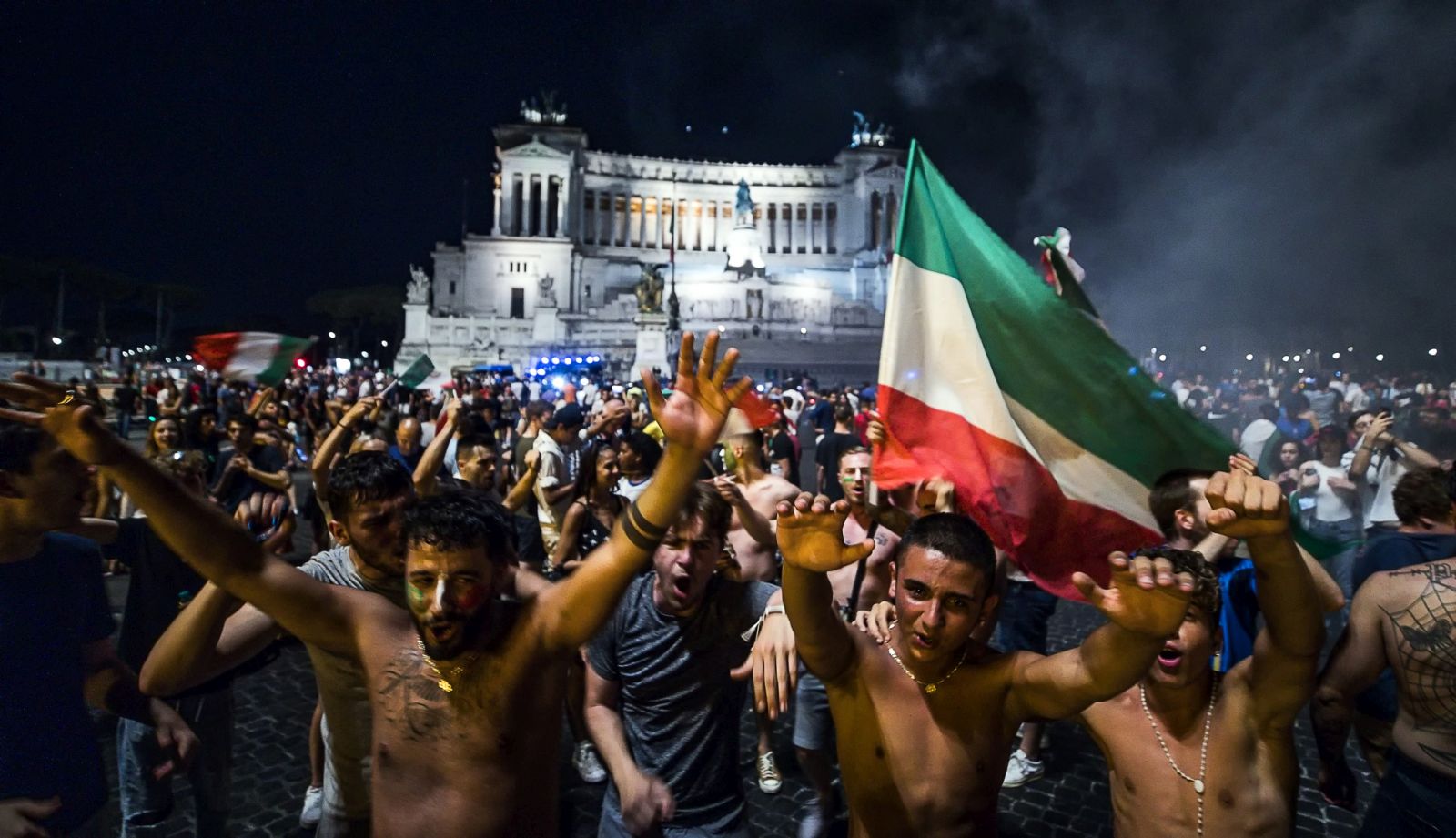 epa09327744 Italy fans celebrate their team's victory in the UEFA EURO 202 semi final match between Italy and Spain at Piazza Venezia, Rome, Italy, 06 July 2021.  EPA/ANGELO CARCONI