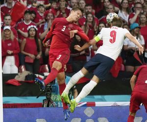 epa09330021 Harry Kane (C) of England in action against Jannik Vestergaard (L) of Denmark during the UEFA EURO 2020 semi final between England and Denmark in London, Britain, 07 July 2021.  EPA/Frank Augstein / POOL (RESTRICTIONS: For editorial news reporting purposes only. Images must appear as still images and must not emulate match action video footage. Photographs published in online publications shall have an interval of at least 20 seconds between the posting.)