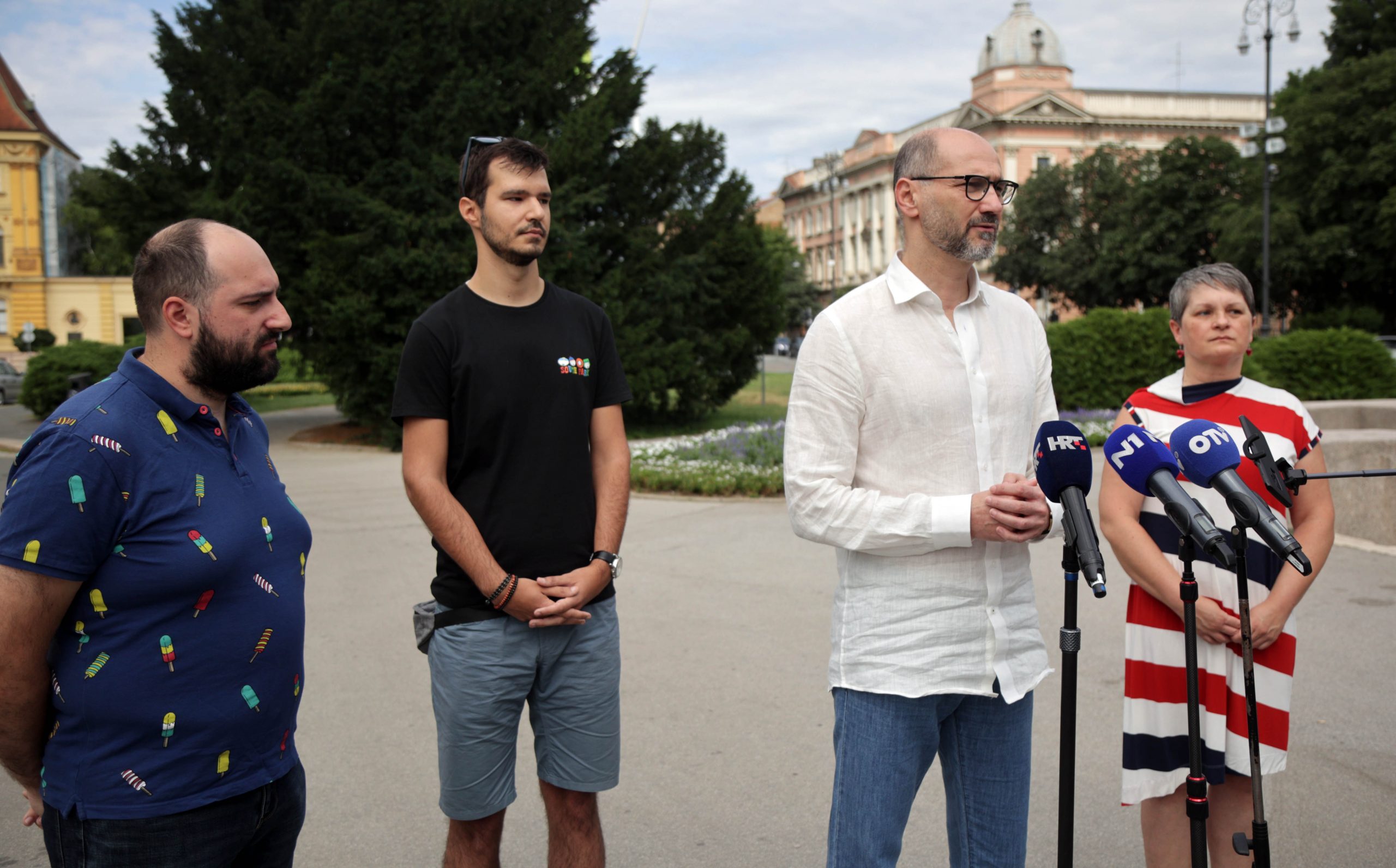Zagreb, 10.7.2021 - Konferencija za medije Foruma mladih SDP-a Zagreb na kojoj su o politikama i aktivnostima za mlade, očekivanjima od novog Programa za mlade Grada Zagreba, kao i o uvođenju projekta "Mladi asistenti" u radu Gradske skupštine govorili predsjednik Gradske skupštine Joško Klisović, predsjednik Foruma mladih SDP-a Nikola Peruničić i potpredsjednik Foruma mladih Petar Jurišin. Na slici Nikola Peruničić, Petar Jurišin, Joško Klisović i Davorka Moslavac Forjan.
Foto HINA/ Dario GRZELJ/ dag