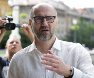 Zagreb, 10.7.2021 - Konferencija za medije Foruma mladih SDP-a Zagreb na kojoj su o politikama i aktivnostima za mlade, očekivanjima od novog Programa za mlade Grada Zagreba, kao i o uvođenju projekta "Mladi asistenti" u radu Gradske skupštine govorili predsjednik Gradske skupštine Joško Klisović (na slici), predsjednik Foruma mladih SDP-a Nikola Peruničić i potpredsjednik Foruma mladih Petar Jurišin.
Foto HINA/ Dario GRZELJ/ dag