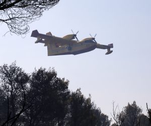 Split, 10.7.2021.- Situacija na poaritu u uvali Duboka izmeðu Okruga Gornjeg i Okruga donjeg na Èiovu neto je bolja, poar se zasad ne iri a od podneva do sada izgorjelo je oko 60 hektara borove ume, niskog raslinja i maslinika, doznaje se u subotu poslijepodne od vatrogasaca. Na terenu je stotinjak gasitelja iz susjednih gradova i opæina sa splitskog podruèja a u gaenje vatre sudjeluju i kanaderi, helikopter te air traktor. 
foto HINA/ Mario STRMOTIÆ/ ua